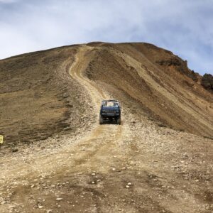 A car driving down the mountain
